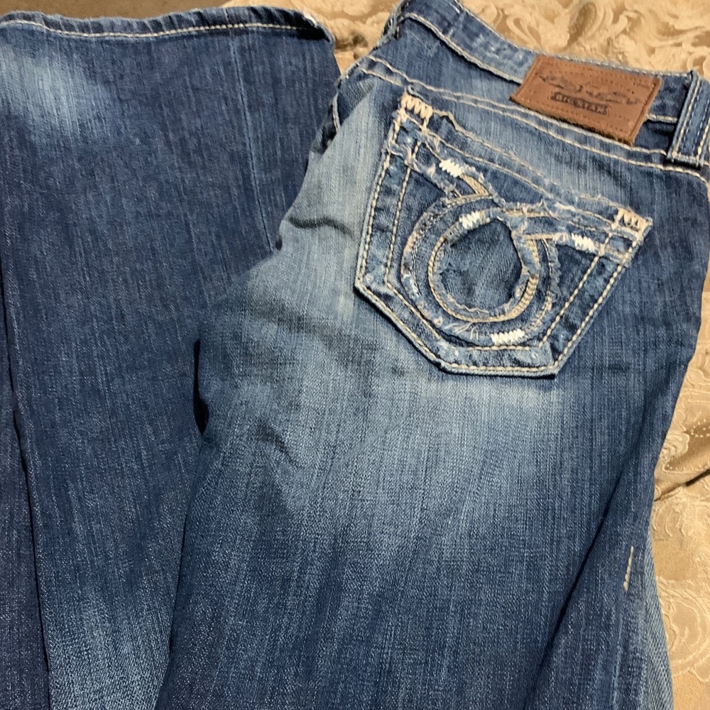 Big Star size 28. Inseam is extra long around 35”.